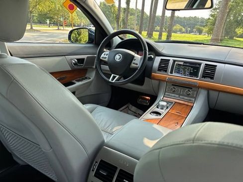 Used 2010 Jaguar XF Luxury RWD image 25