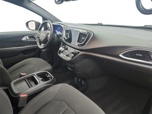Used 2019 Chrysler Pacifica Touring Plus w/ Advanced Safetytec Group image 21