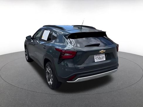 Used 2025 Chevrolet Trax LT FWD image 11
