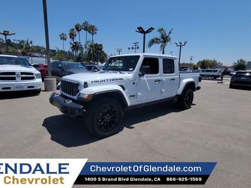 Used 2025 Jeep Gladiator Sport AWD/4WD image 4