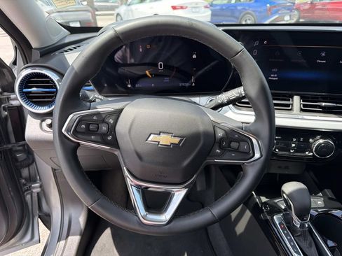 Certified 2025 Chevrolet Trax LT w/ LT Convenience Package FWD image 22