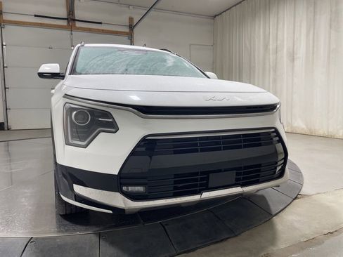 Used 2024 Kia Niro EX Touring image 2