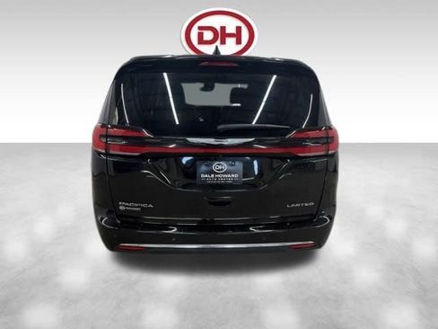 Used 2024 Chrysler Pacifica Limited FWD image 12