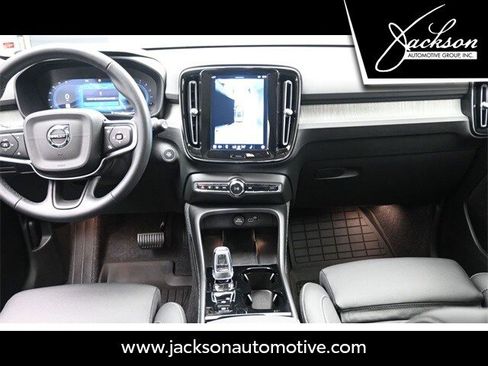 Used 2025 Volvo XC40 B5 Plus w/ Protection Package Premier image 9