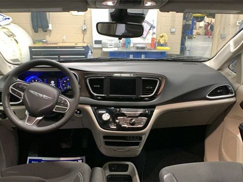 Used 2023 Chrysler Voyager LX image 15