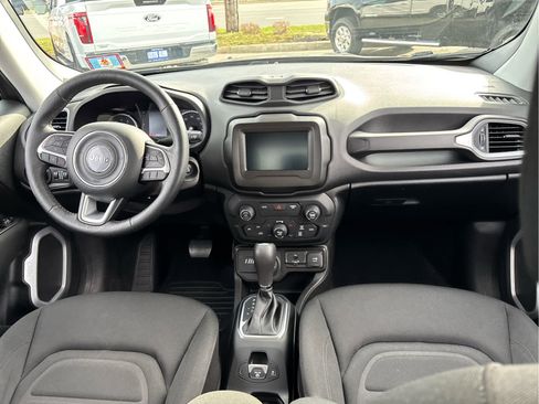 Used 2020 Jeep Renegade Latitude w/ Cold Weather Group image 22