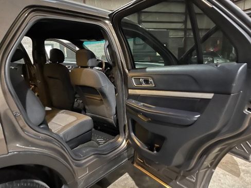 Used 2016 Ford Explorer XLT image 24