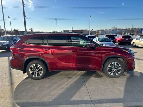 Used 2022 Toyota Highlander XLE image 4