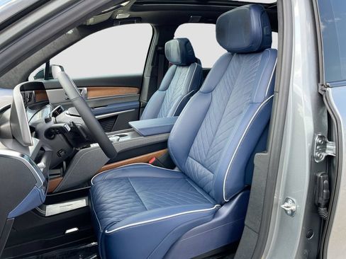 New 2026 Cadillac Vistiq Premium Luxury w/ LPO, Floor Liner Package AWD/4WD image 21