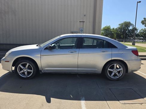 Used 2010 Chrysler Sebring Touring FWD image 8