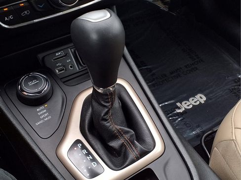 Used 2018 Jeep Cherokee Limited AWD/4WD image 19