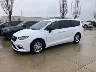 Used 2025 Chrysler Pacifica Select