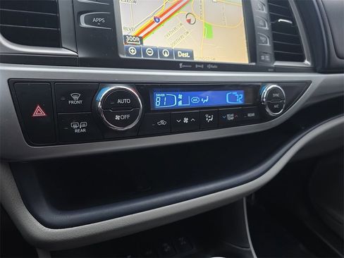 Used 2017 Toyota Highlander XLE image 29