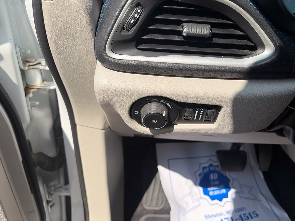 Used 2021 Chrysler Pacifica Touring-L w/ Uconnect Theater Family Group FWD image 19