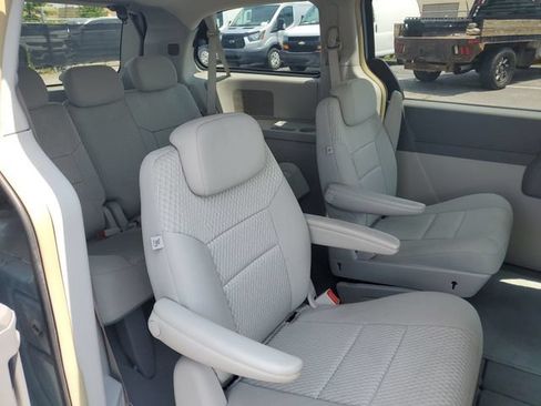 Used 2009 Chrysler Town & Country Touring FWD image 22