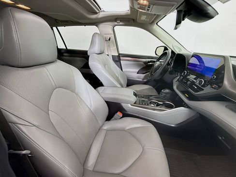 Certified 2025 Toyota Highlander Limited image 33