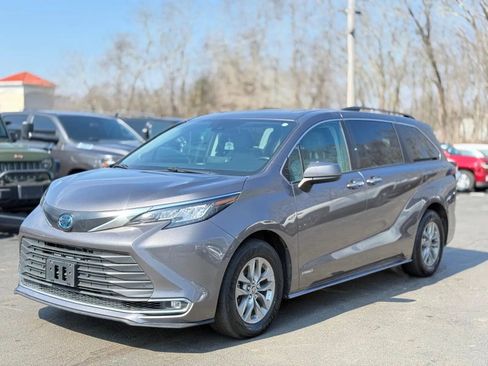 Used 2021 Toyota Sienna XLE w/ XLE Plus Package image 4