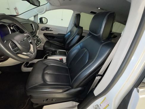 Used 2023 Chrysler Pacifica Touring-L FWD image 11