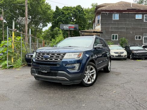 Used 2016 Ford Explorer XLT w/ Equipment Group 202A AWD/4WD image 4
