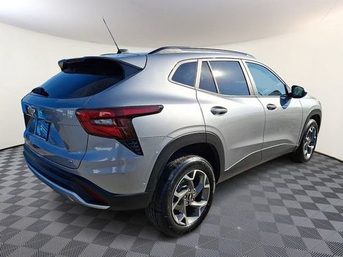 Used 2025 Chevrolet Trax LT FWD image 6