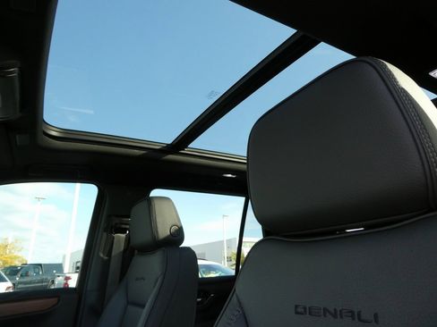 Certified 2025 GMC Yukon Denali image 33