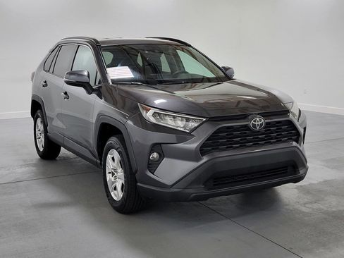Used 2020 Toyota RAV4 XLE FWD image 2