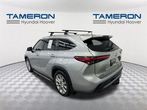 Used 2021 Toyota Highlander Limited image 3