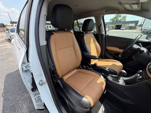 Used 2019 Chevrolet Trax LT w/ LT Convenience Package FWD image 16