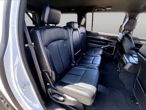 Used 2024 Jeep Wagoneer L Series II RWD image 18