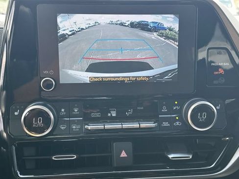 Used 2024 Toyota Highlander XLE FWD image 14