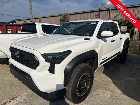 Used 2025 Toyota Tacoma TRD Off-Road AWD/4WD image 1