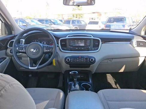 Used 2017 Kia Sorento AWD image 12