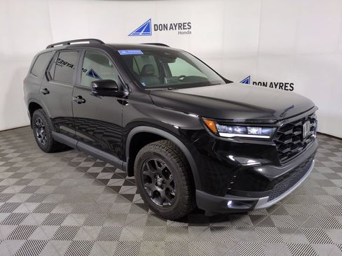 Certified 2025 Honda Pilot TrailSport image 11