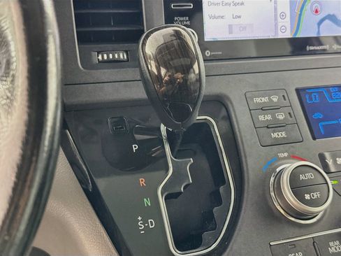 Used 2018 Toyota Sienna XLE Premium w/ Outdoor Package AWD/4WD image 15