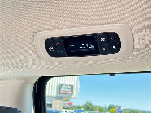 Used 2024 Chrysler Pacifica Touring-L AWD/4WD image 11