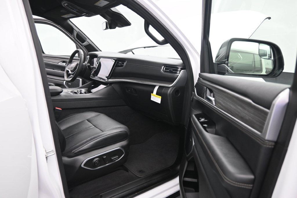 Used 2024 Jeep Wagoneer L Series II AWD/4WD image 22