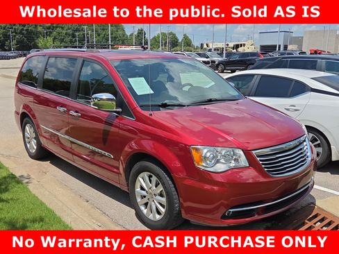 Used 2015 Chrysler Town & Country Limited Platinum FWD image 2