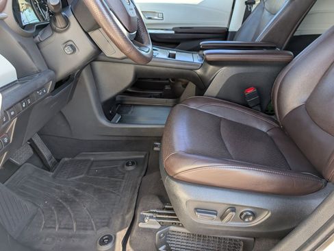 Used 2022 Toyota Sienna Platinum image 15