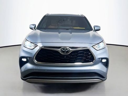 Used 2022 Toyota Highlander Platinum FWD image 2