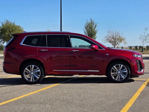 Used 2023 Cadillac XT6 Premium Luxury image 2