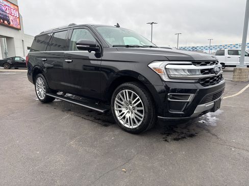 Used 2023 Ford Expedition Limited image 3