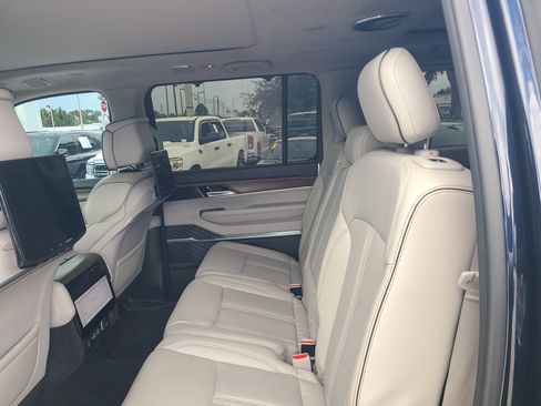Used 2023 Jeep Grand Wagoneer L Series II w/ Premium Group II AWD/4WD image 11