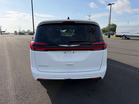 Used 2024 Chrysler Pacifica Touring-L FWD image 6
