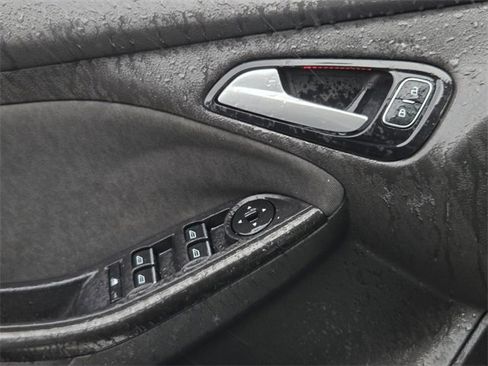 Used 2016 Ford Focus Titanium w/ Titanium Technology Package image 25