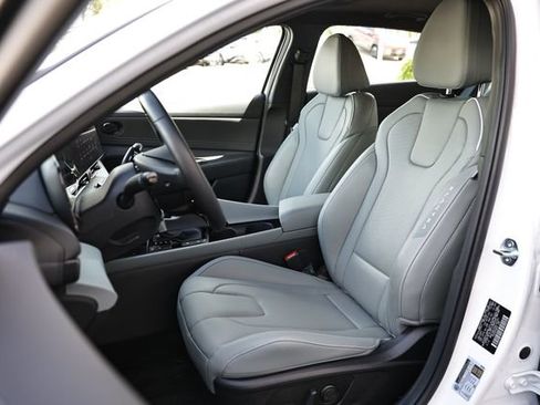Used 2025 Hyundai Elantra Limited FWD image 14