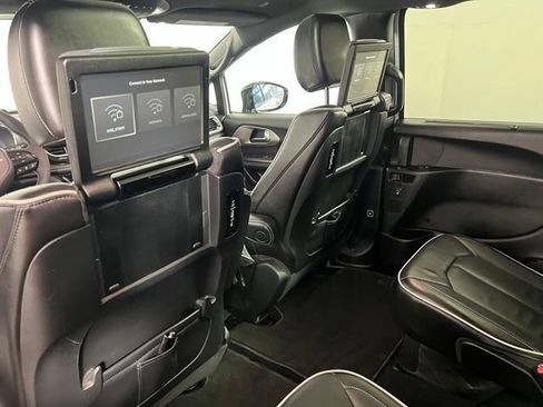 Certified 2023 Chrysler Pacifica Limited w/ Uconnect Theater Family Group FWD image 31