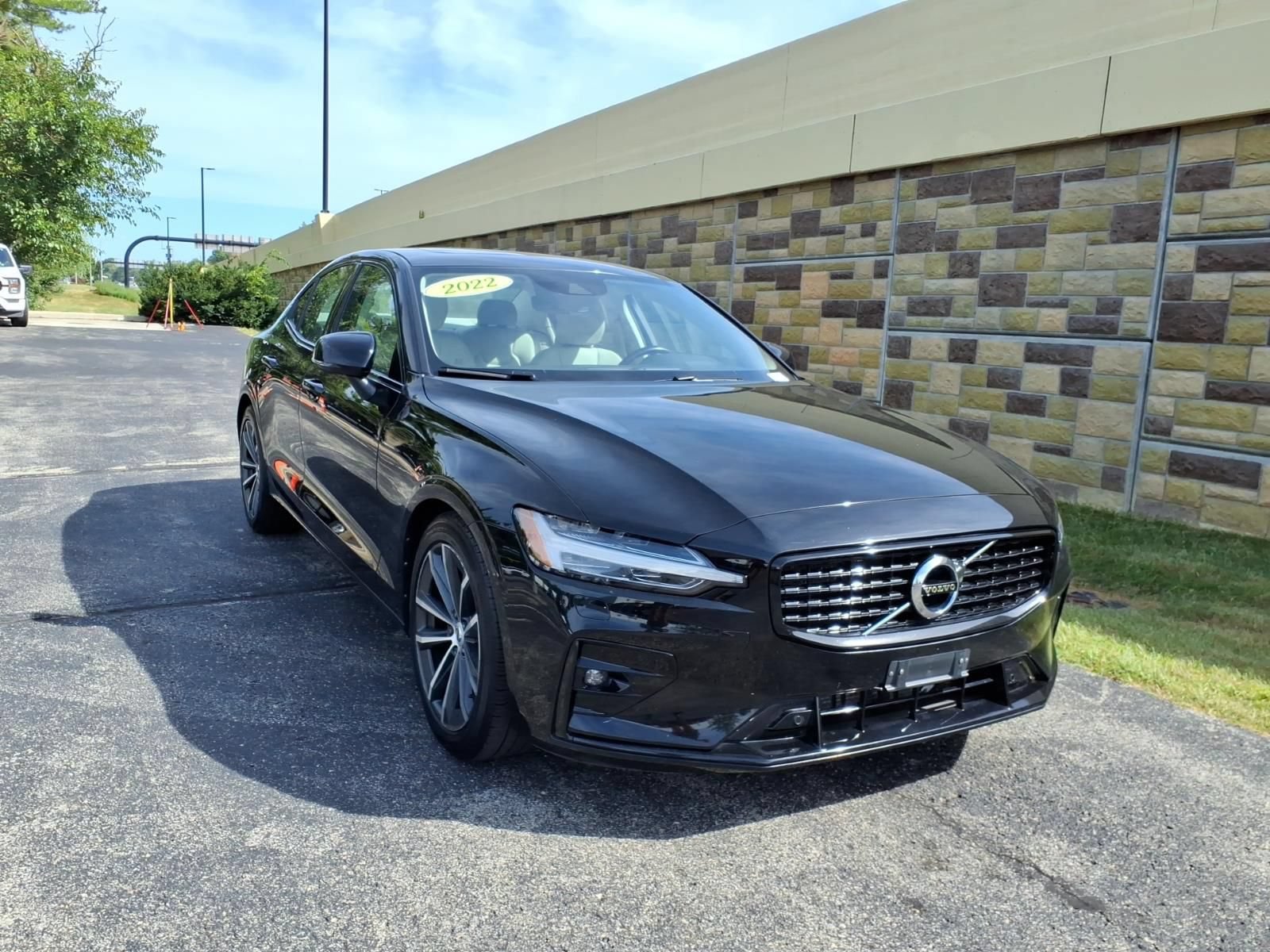 Used 2022 Volvo S60 B5 Momentum AWD/4WD image 2