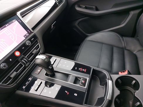 Certified 2024 Porsche Macan Turbo image 27
