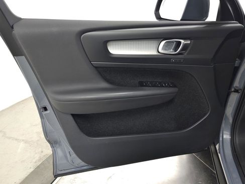 Used 2022 Volvo XC40 T5 Momentum w/ Premium Package image 12