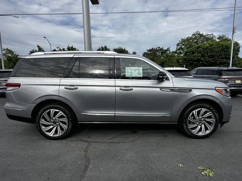 Certified 2023 Lincoln Navigator Reserve AWD/4WD image 4